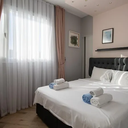 Spartacus In Caesar & Spa, Long